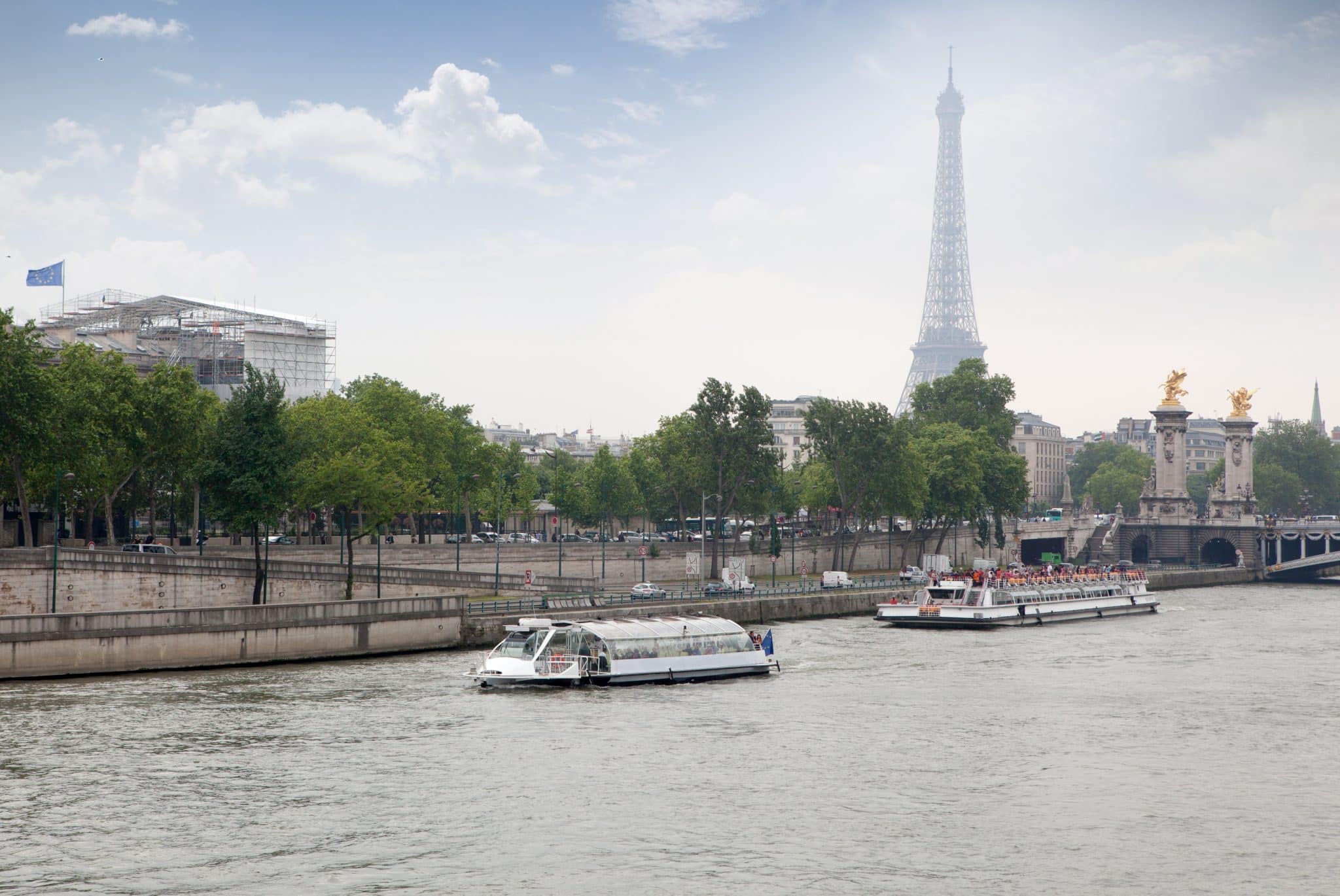 Quelles sont les particularités de Paris dans le tourisme et les services ?