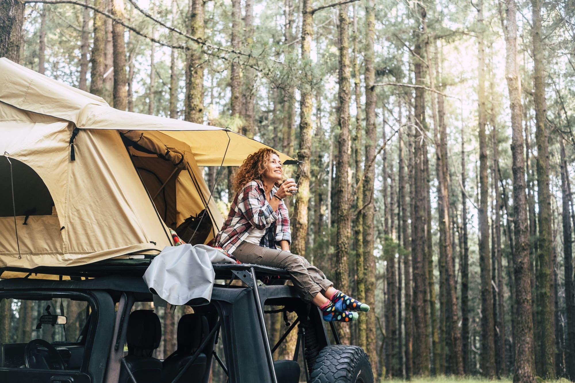Comment fabriquer une tente de toit pour voiture pour un road-trip de camping autonome ?