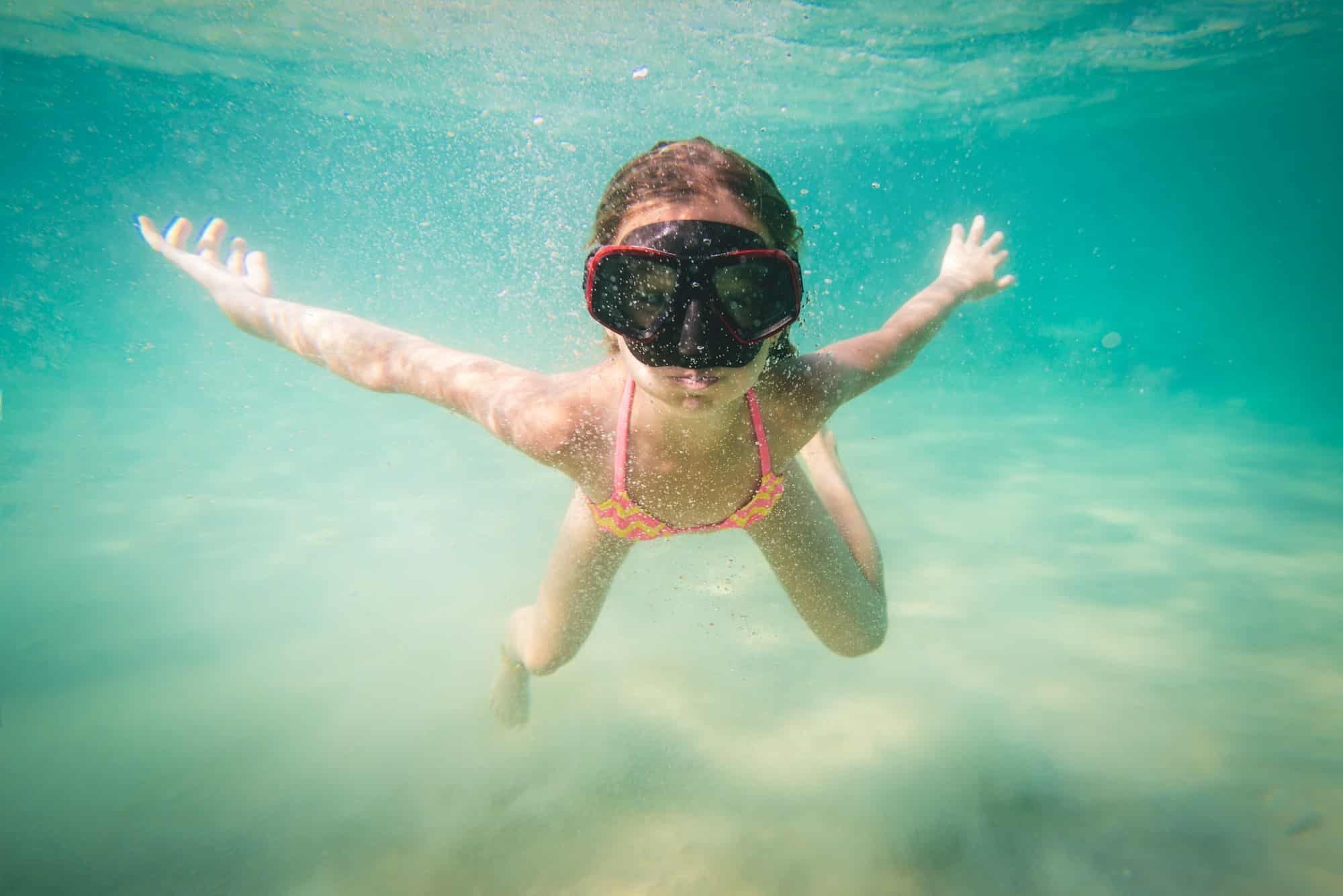 Où pratiquer le snorkeling avec des tortues dans les eaux claires de la Méditerranée sans équipement coûteux ?
